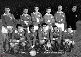 Sl Benfica 1961 62 European Cup Champion Standing Cruz Angelo Cavem Mario Joao Germano And Costa Pereira Bended J Campeao Sport Lisboa E Benfica Futebol