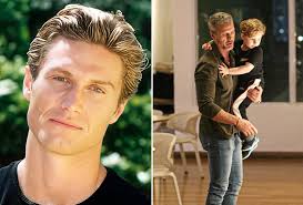 Muso dos anos 1990 e 2000 curte passeio com filho e esposa em shopping