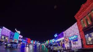 Over 100000 lights 18 different songs and 12 houses participating in the area makes this display a cant miss. Christmas Lights Illuminate Downtown Rochester Michigan Youtube