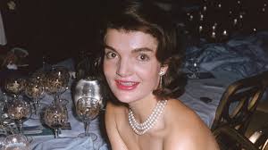 Pearl Jewelry Is The Summer Trend For A Subtle Mermaidcore Vibe