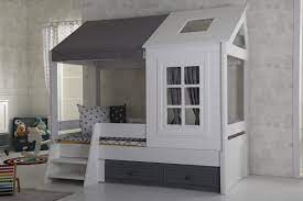 The guardrail prevents your child from falling out of the bed slatted bed base for good air circulation. Hochwertiges Hausbett Kinderbett Mit Dach Fenster Und Leiter Delaa Mobel
