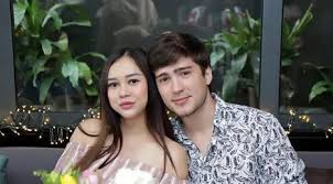 Nella kharisma and her husband, dory harsa, are happy because nela is known to be 6 months pregnant (source: Berujung Cerai Aura Kasih Tak Menyesal Menikah Dengan Eryck Amaral News Entertainment Fimela Com