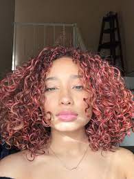This hairstyle doesn't take more than 20 minutes to make and is easy to wear throughout the week. Curly Hair Curly Pink Hair Red Hair Wax Colored Curly Hair