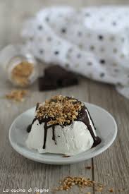 Quando sta per bollire spegnete il fuoco ed incorporate tutto il cioccolato grattugiato (io prendo la confezione intera, la frantumo con il martello, poi apro la confezione e la verso nel tegame). Semifreddo Cuore Di Panna La Cucina Di Regine