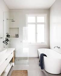 Jika kamu ingin memiliki desain kamar mandi sederhana namun tetap menggunakan bathup dan shower, kamu bisa gabungkan keduanya agar kamar mandi sederhana. 18 Desain Kamar Mandi Kecil Minimalis