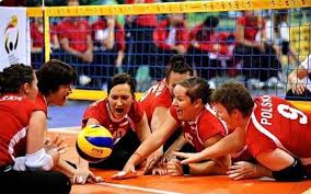 Jedną z odmian piłki siatkowej jest siatkówka na siedząco. Siatkowka Na Siedzaco Sitting Volleyball Facebook