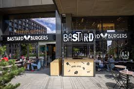 Bastard burgers är en snabbt växande streetfoodkedja från norrland som serverar prisbelönta burgare och kärlek till mat och människor har skapat en stark kultur runt bastard burgers, där såväl. Bastard Burgers Opens New Restaurant Issuewire