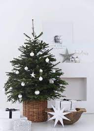 25 Cool Small Christmas Tree Decor Ideas Small Christmas Trees Decorated Minimalist Christmas Tree Beautiful Christmas Trees