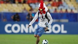 Sigue comentado en directo en fichajes.com el partido de la primera jornada de. Un Hombre Se Disfrazo De Pollo Entro Al Partido Uruguay Chile Pateo El Balon Y Puso A Pelear A Los Jugadores Con El Arbitro Minuto30 Com