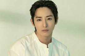 He debuted as a model in designer jung wook jun's lone costume fashion show in 2006. Siap Bintangi Web Drama Ini 10 Potret Terbaru Lee Soo Hyuk