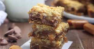 Caramelita Des Carres Gourmands A L Avoine Choco Caramel Qui Raviront Vos Papilles Desserts Chocolate Chip Recipes Desserts Peanut Butter Banana Cookies