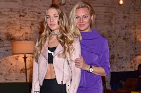 Последние твиты от noemi peschel (@noemipeschel). Ausflug Nach London Zu Popstar Ellie Goulding Ihrem Schuhdesign Debut