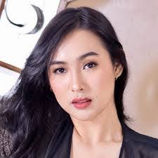 Diane Valentin's Instagram, Twitter & Facebook