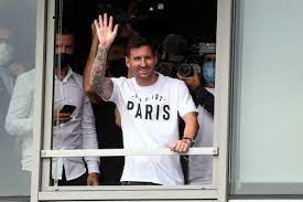 La fiebre que ha ocasionado messi en la capital de francia ha causado revuelo, a tal grado que la afición parisina lo espera desde anoche en el aeropuerto para darle la bienvenida. Vqvtjjqqy1ol0m