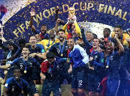 Seleção francesa comemora o bi com a torcida em paris. Com Time Mais Caro Da Copa Franca Vence A Croacia E E Campea Mundial Poder360