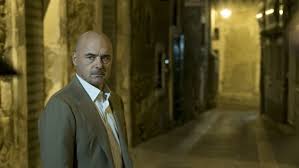 Montalbano si trova a indagare sui fatti criminali della sua terra, dei quali. Il Commissario Montalbano L Ultimo Episodio In Onda Su Rai Uno