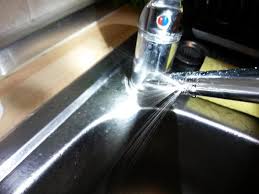 Oder die reparatur des aufzugs fällt der kaputte heizungsknopf, der bei der wartung entdeckt und ausgetauscht wurde, nun unter. Riss In Kuchenarmatur Wasserhahn Mietrecht Handwerk Handwerker
