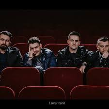Ne daj mi da vidim ovo nije svijet za nas ne daj mi da znam ovo nije svijet za nas. Laufer Lyrics