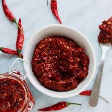 Qu Est Ce Que La Harissa La Harissa Est Une Pate De Piment Fort Originaire De Tunisie Parfois Decrite Comme Le Cond In 2020 Harissa Hot Chili Sauce Hot Chili Paste