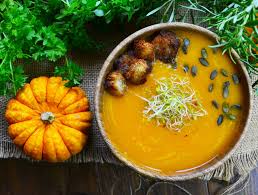 Sbucciate le patate e tagliatele a fette di mezzo centimetro. Vellutata Di Zucca E Patate Dolci Con Crostini Speziati