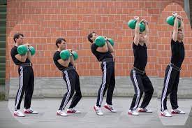 The double kettlebell clean and jerk (c+j) is an exercise of legend. Kettlebell Jerk Die Perfekte Ganzkorper Ubung Bodyweight Kettlebell Fitness