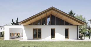 Une Maison Italienne A Architecture Bioclimatique Et Isolee En Paille Build Green Maison En Paille Maison Italienne Architecture