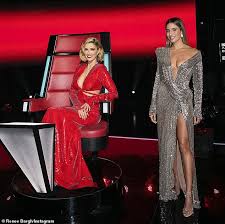 This sunday night, the voice is back for season nine. Delta Goodrem In Quirky Ensemble With Best Pal Renee Bargh Aktuelle Boulevard Nachrichten Und Fotogalerien Zu Stars Sternchen