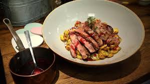Entrecote Mit Johannisbeersauce Und Chili Rosmarin Kartoffeln Das Rezept Aus Essen Trinken Fur Jeden Tag