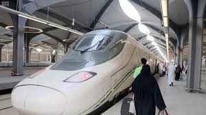 قطار الحرمين هي خدمة مساهمة من المملكة لتخفيف العبء والمعاناة التي يواجهها مستخدمي الحرمين, من خلال الحجز على قطار الحرمين التابعة لشركة سار و وتحتوي المحطات على صالة. Ù‚Ø·Ø§Ø± Ø§Ù„Ø­Ø±Ù…ÙŠÙ† Ù†Ù‚Ù„ 300 Ø£Ù„Ù Ù…Ø³Ø§ÙØ± Ø¨Ù€ 700 Ø±Ø­Ù„Ø©