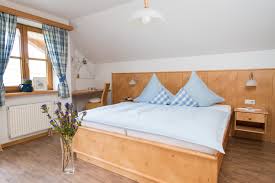 Apartma nudi brezplačno zasebno parkirišče, v okolici pa lahko uživate v aktivnostih, kot so pohodništvo, smučanje in kolesarjenje. Herzlich Willkommen Im Ferienhaus Thannheimer In Kornau Oberstdorf Wir Vermieten 2 Ferienwohnungen In Sehr Ruhiger Und Exklusiver Lage