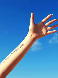 Ein tattoo zu haben bedeutet nicht mehr, abgegrenzt zu werden, man hat in der regel keine nachteile bei der jobsuche oder im täglichen leben. Schone Familien Tattoo Spruche Liebe Leben Weisheiten Plus Kurze Amp Lange Spruche Alle Famili Tattoo Spruche Familie Tattoo Spruche Zitat Tattoo