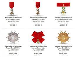 Ce fond est constitué des dossiers des légionnaires nommés ou promus dans l'ordre de la légion d'honneur depuis la création de l'ordre en 1802, et décédés avant une base très intéressante pour retrouver un dossier d'un ancêtre légionnaire nommé ou promu dans l'ordre de la légion d'honneur. Legion D Honneur Outre Le Prestige Ca Rapporte Quoi En Fait