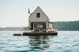 Cette Incroyable Maison Flotte Sur La Mer Dans La Baie De Sydney Planete Deco A Homes World Maison Flottante Maison Bateau Maison