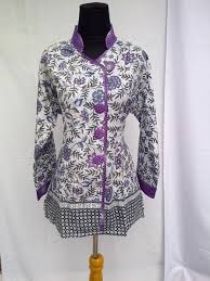 Vinny cut out top memiliki desain modern dengan detail motif batik . Model Batik Kerja Galeri Seragam Batik