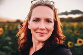 What will the crowd be like at Dollywood next Monday?