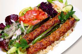 İşte biz adana'da i̇ştah kebap'ta bir kez adana kebap yiyince bir daha başka yerde kola kolay adana kebabı yiyemeyeceğimizi daha çatalı o kıymaya vurduğumuz anda anladık. Adana Kebap Merkez Restaurant