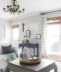 Wohnzimmer Grau Weiss Ein Kronleuchter Weisse Wande Weisses Sofa Ein Grauer Wohnzimmer Living Room Decor Grey Sofa Blue Living Room Decor Living Room Decor Gray