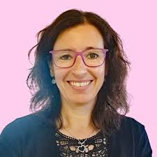 Was ist gelb und kann nicht schwimmen? Ein Bagger. Und warum nicht? Weil er  nur einen Arm hat. 😁 Witze zeigen wunderbar, wie Neugier wirkt. Sie reißen  etwas an und lassen uns