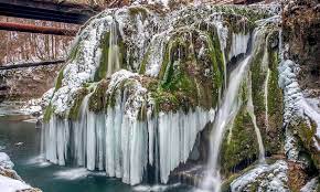 Cascada bigăr se află la jumătatea distanţei dintre polul nord şi ecuator, chiar pe paralela 45 nord. A Romanian Natural Tourist Attraction The Bigar Spring Has Collapsed Under Its Own Weight Europe