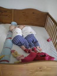 Das beistellbett für zwillinge muss platz für beide babys bieten. Ein Bett Oder Zwei Betten Zwillinge Drillinge