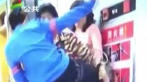 شاهد.. صبي صيني يهاجم أمه بوحشية