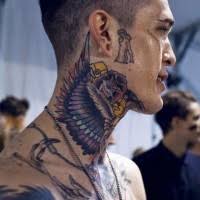 Tatuaje En El Cuello Alas Magnificas Con Flores Tattooimages Biz A pesar de que un tatuaje en el cuello puede quedar muy visible. tatuaje en el cuello alas magnificas