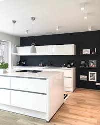 Black Wall Ein Interior Trend Fur Mutige Eine Schwarze Wand Ist Das Neuste Highlight Fur Dein Zuhause Beson Schwarze Wand Kuchendekoration Inneneinrichtung