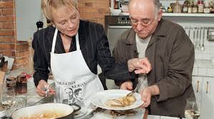 Alfred biolek wurde 1934 als sohn des promovierten rechtsanwalts joseph biolek und dessen frau hedwig, geborene lerch, einer klosterschülerin und laienschauspielerin, in freistadt in der damaligen tschechoslowakei geboren. Alfred Biolek Der Kochshow Pionier Kochbar De