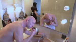 La jeune servante, offre sa chatte et son trou du cul à son patron pervers.  - XNXX.COM