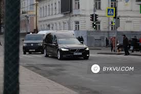 Возле харьковского городского кладбища №2, куда повезли хоронить мэра геннадия кернеса выстроилась колонна людей. Mlczy Kqtefmim