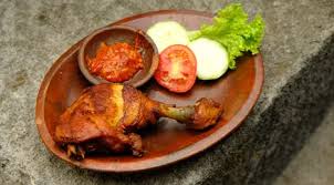 Kalau ukurannya terlalu kecil, ayam akan saling menumpuk dan terhimpit, sehingga tidak matang merata. Resep Ayam Kampung Goreng Empuk Dan Gurih Lifestyle Fimela Com