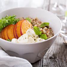 Salade De Quinoa A La Peche Et A La Mozzarella Recette En 2020 Salade De Quinoa Quinoa Recette De Quinoa