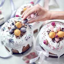 Красивые куличи с глазурью, кремом, кондитерской посыпкой, маршмеллоу, безе, ягодами, орехами. Yak Originalno Prikrasiti Pasku 18 Idej