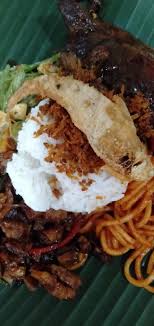 Nasi ambeng adalah hidangan khas jawa yang merupakan nasi putih yang diletakkan di atas tampah dan diberi lauk pauk di sekelilingnya. Nasi Ambeng Ori Aidah Kg Jawa Home Facebook